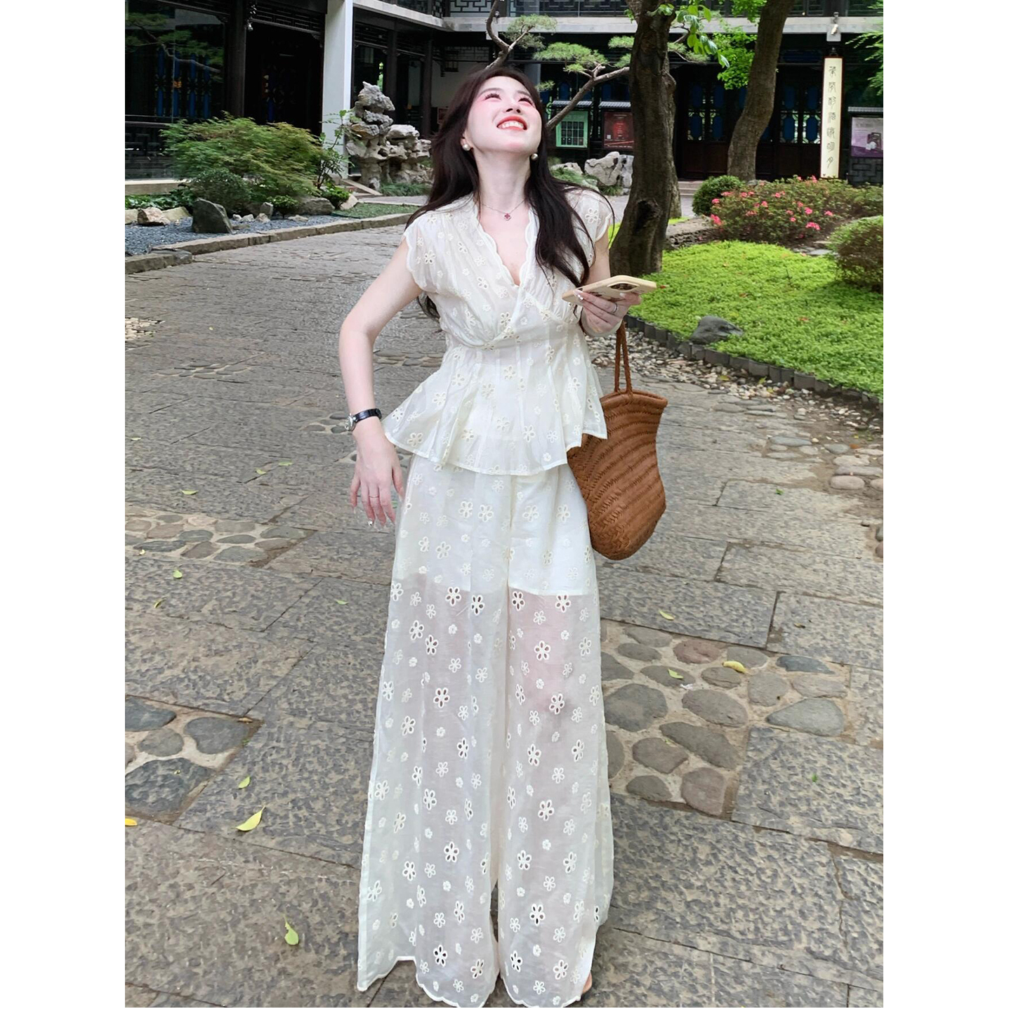 白色镂空刺绣上衣阔腿裤两件套高级感小香风独特绝美2025夏季穿搭