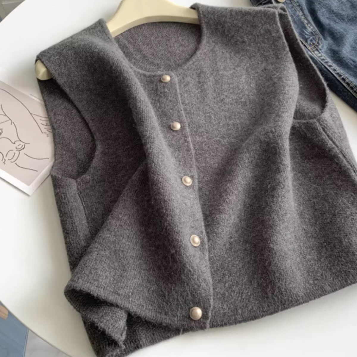 花倾慕针织马甲叠穿毛衣女秋冬季小金扣无袖坎肩针织开衫外搭9551