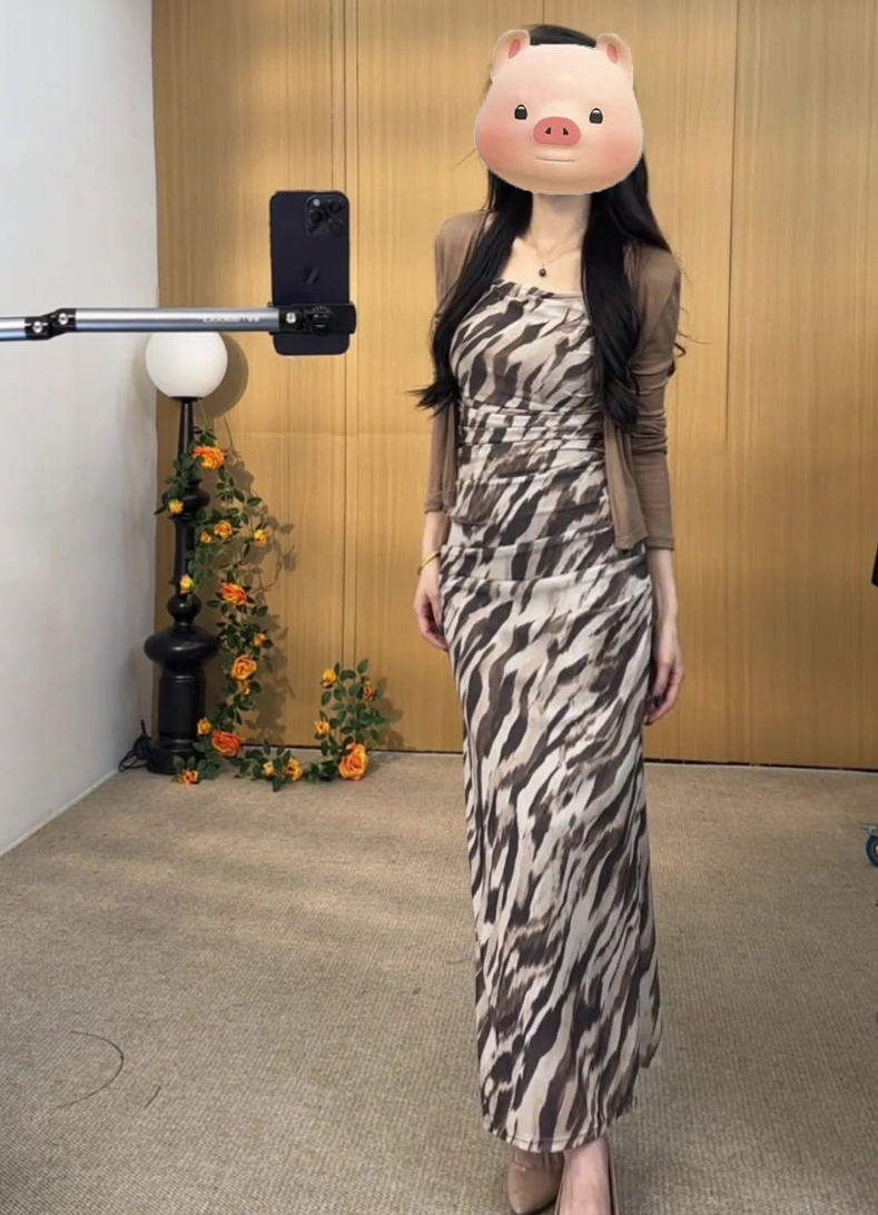两件套性感时尚风斑马纹百搭吊带包臀连衣裙女搭配休闲风长袖开衫