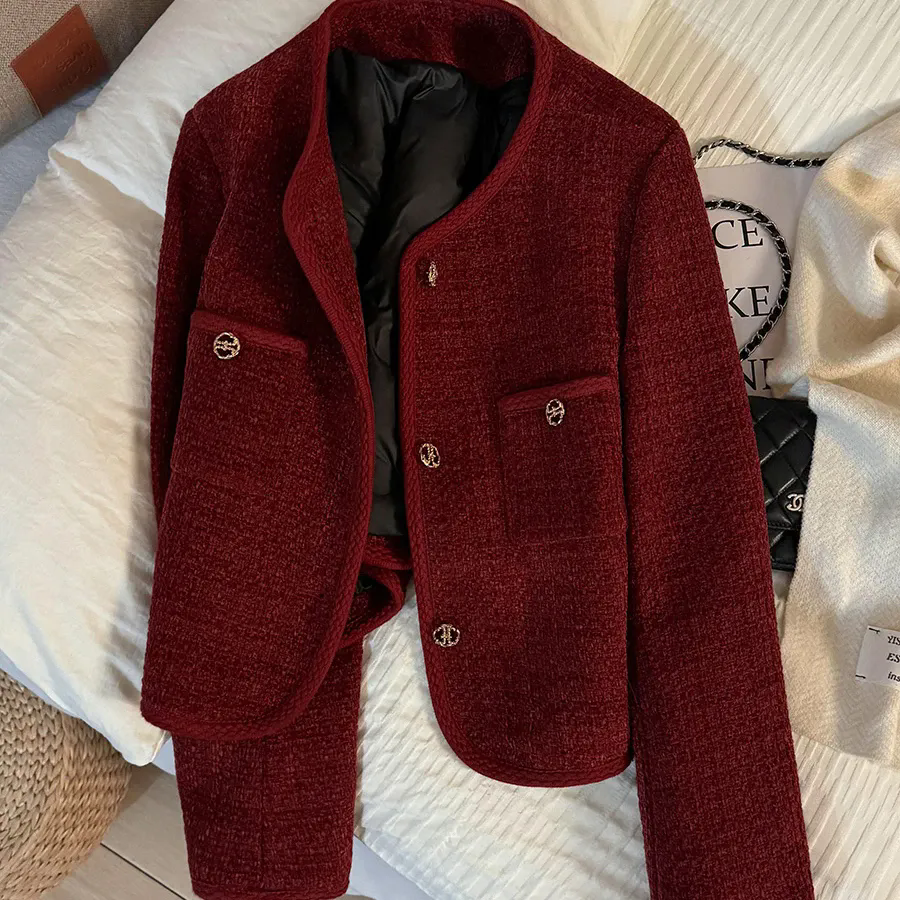 冬季长袖常规款保暖纽扣女短外套加厚酒红色上衣短款