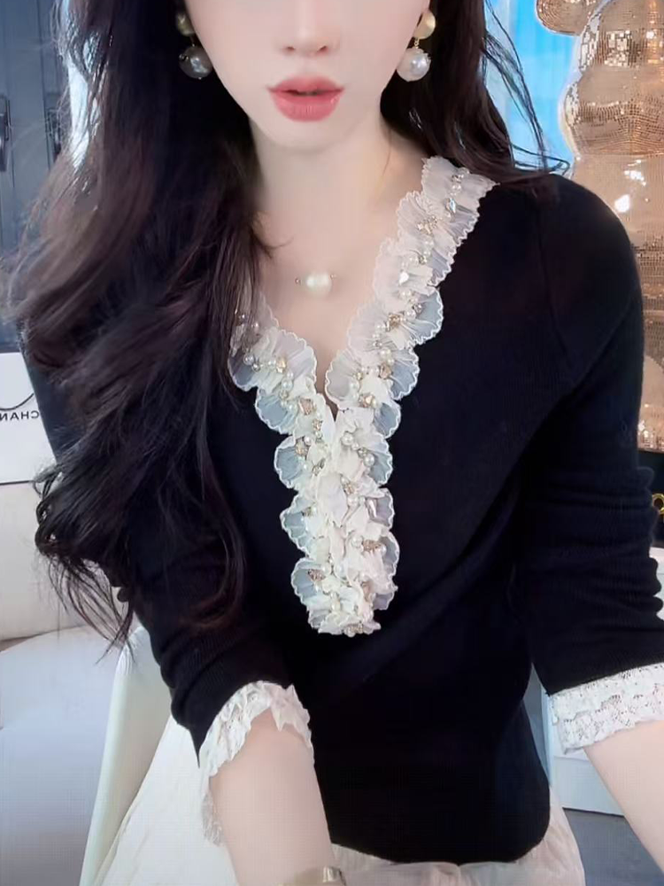 2025秋季新款法式静奢重工镶钻v领针织衫女蕾丝拼接百搭打底上衣