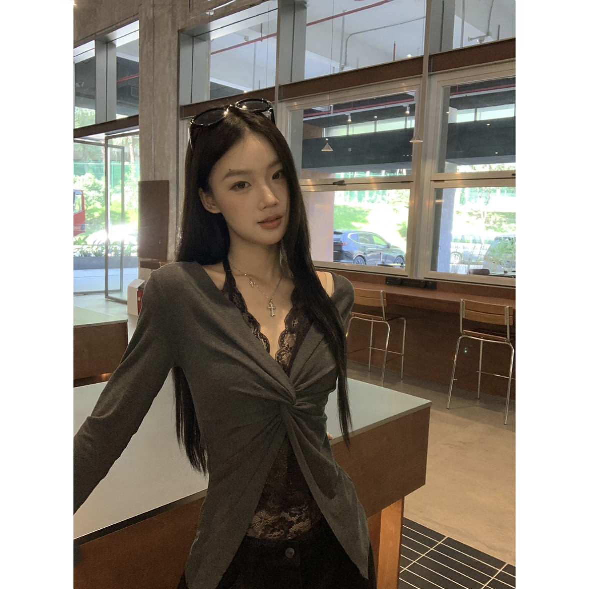 2025早秋性感V领蕾丝拼接绑带上衣女设计感修身长袖打底衫内搭