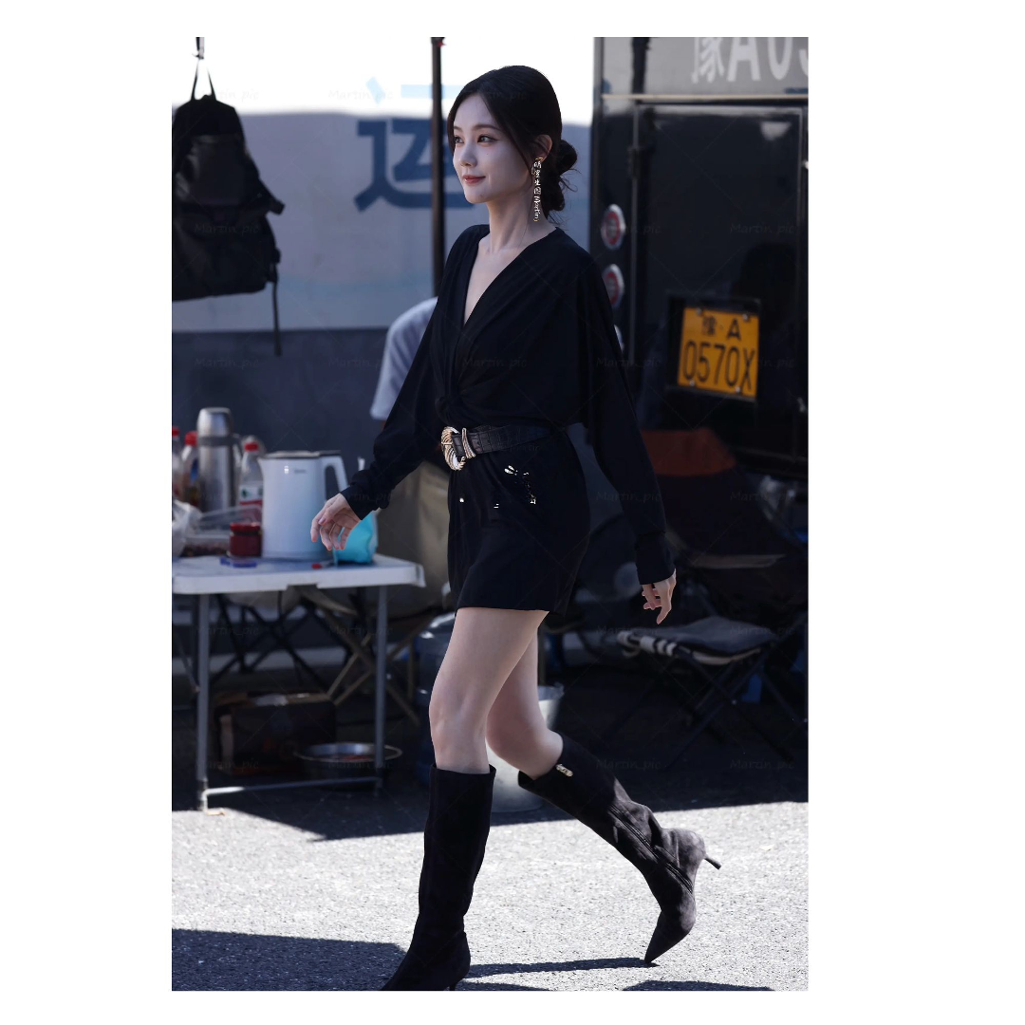 【李一桐同款】秋冬新款法式设计感气质长袖V领连衣裙显瘦短裙女潮