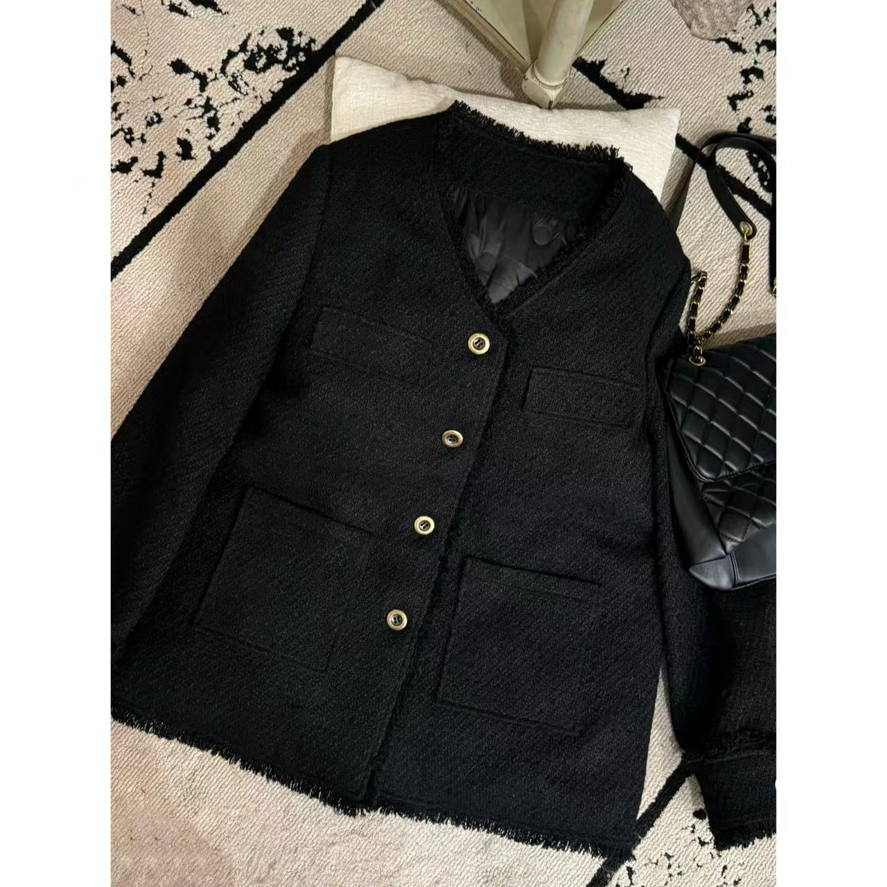 晶咕佳佳【玛德琳】流苏边拉毛设计感小香羽绒外套气质宽松正肩黑色