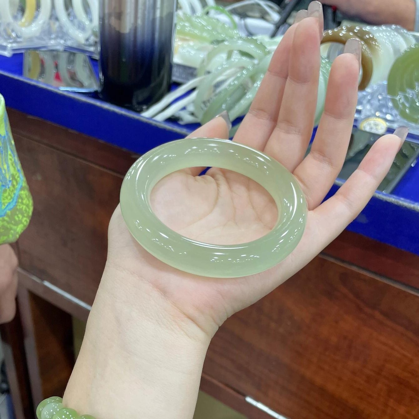 正品严选天然冰晴绿玉髓手镯清新女款浅晴水绿玛瑙玉镯多样性发一