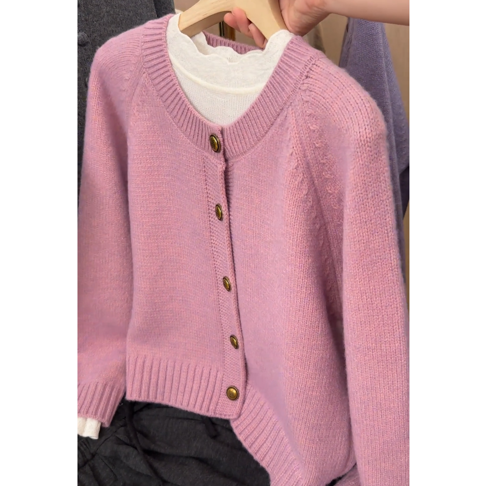 法式小香风粉色圆领针织开衫女2025秋冬新款独特巨好看长袖上衣