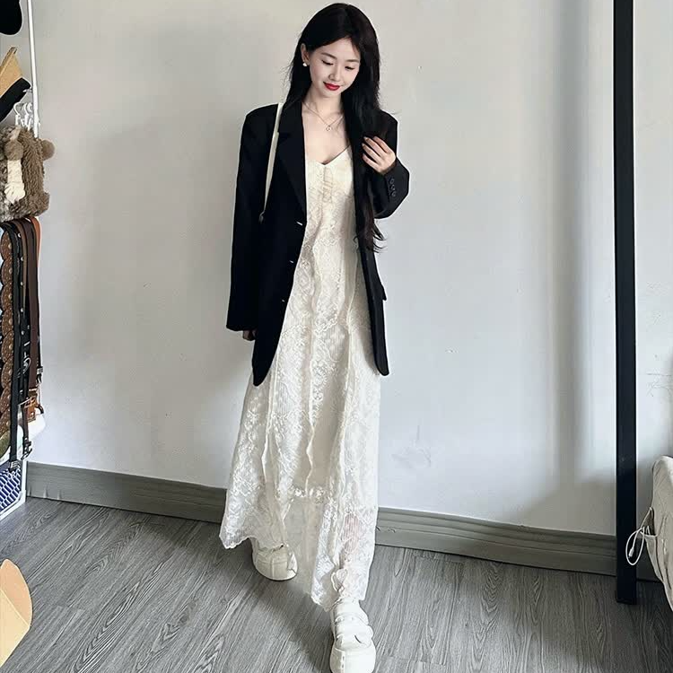 2026春装新款蕾丝杏色小v领连衣裙搭黑色西装外套气质时尚精英范