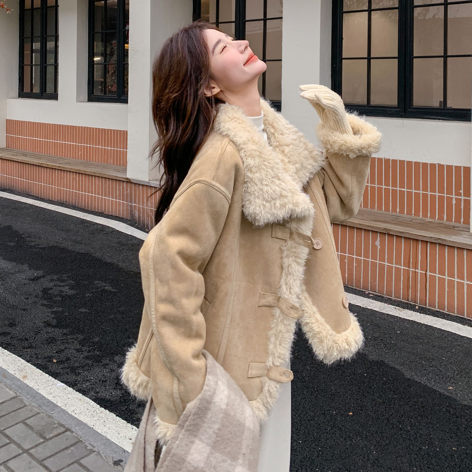 卡其色麂皮绒一体保暖外套短款女款2025年爆款冬季高级洋气小个子