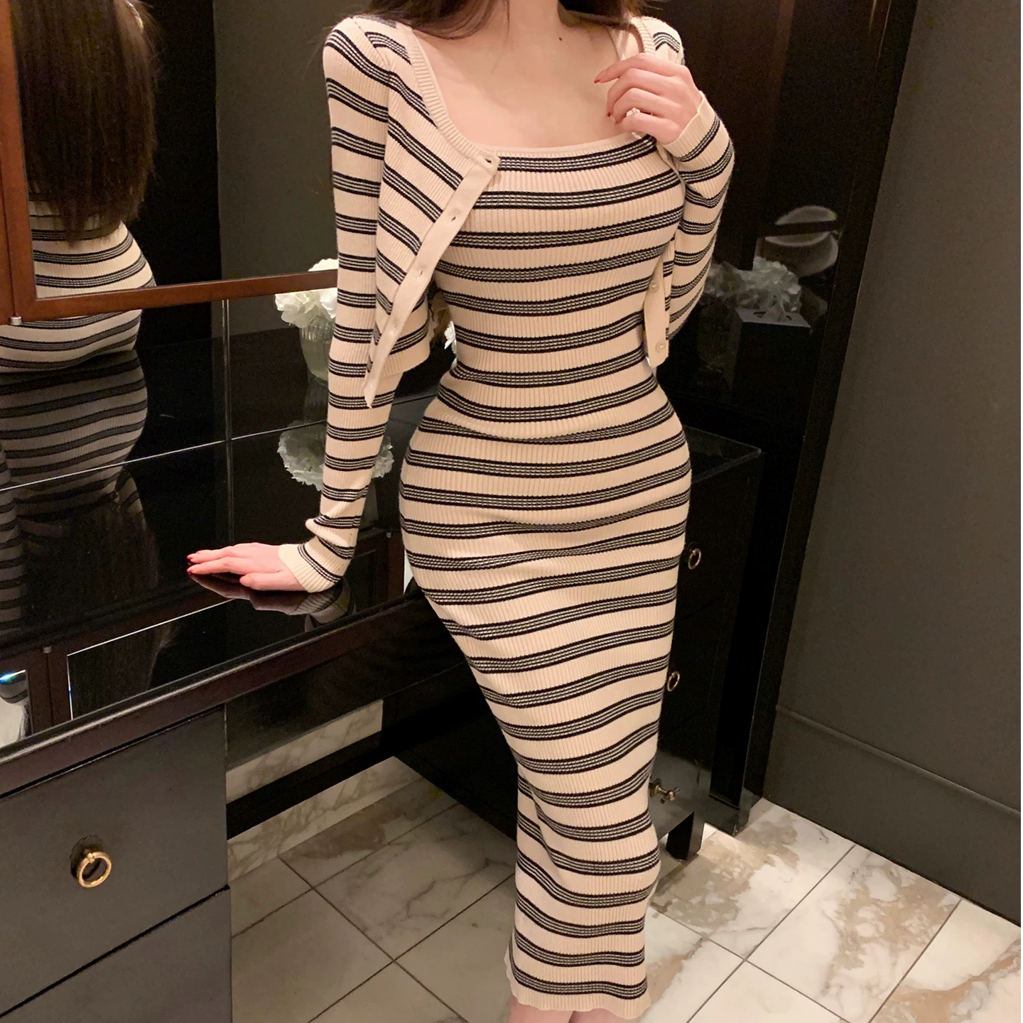 针织条纹吊带连衣裙2025秋冬韩系氛围感修身开衫+吊带长裙套装