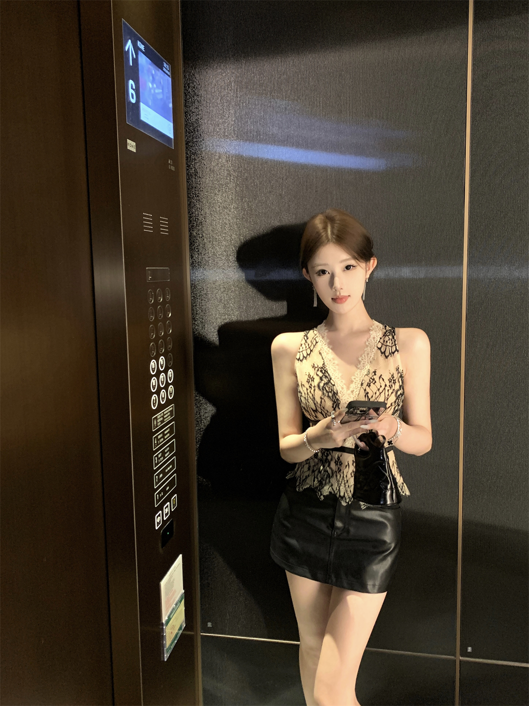 性感纯欲蕾丝马甲背复古小众设计感V领收腰打底衫上衣显瘦半身裙