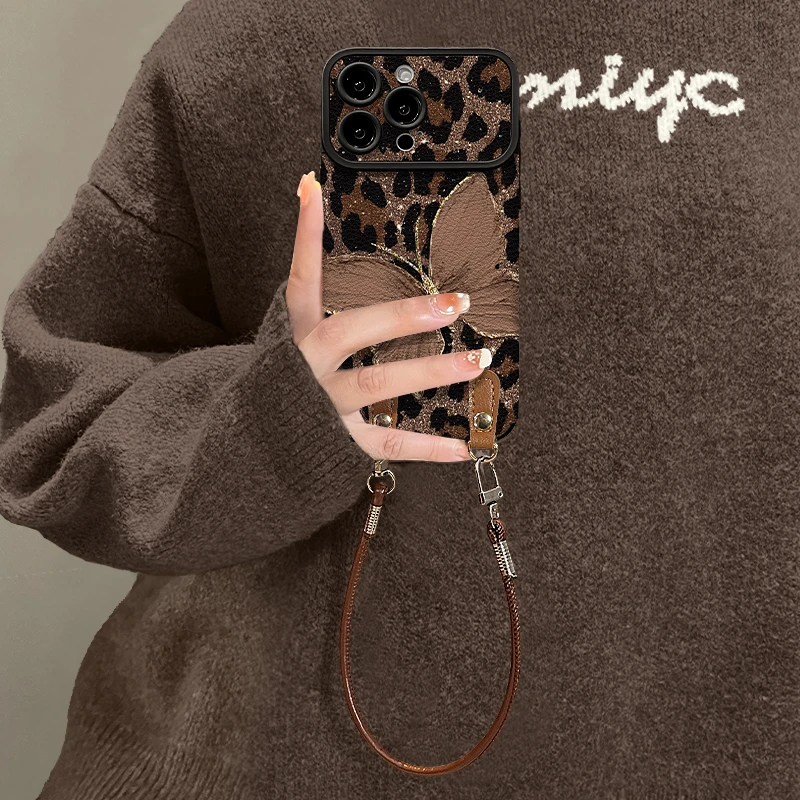 豹纹蝴蝶适用苹果17promax手机壳腕带挂绳iPhone16pro手机壳15por
