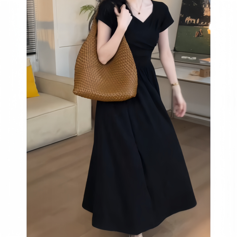 秋季气质百搭时尚极简风小黑裙纯色高级复古赫本风小众法式连衣裙