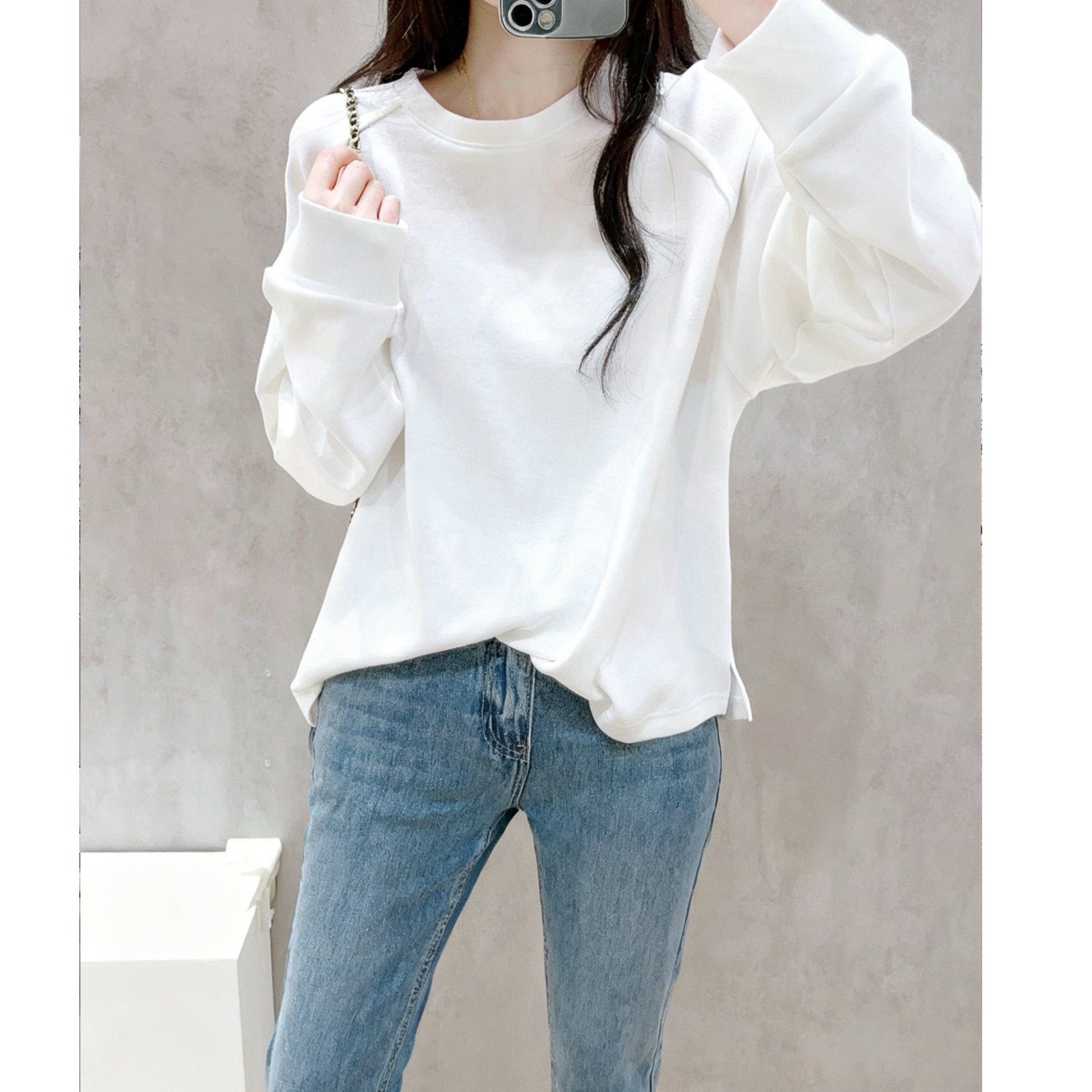 白色长袖T恤女秋冬宽松百搭圆领简约休闲插肩袖内搭上衣卫衣打底