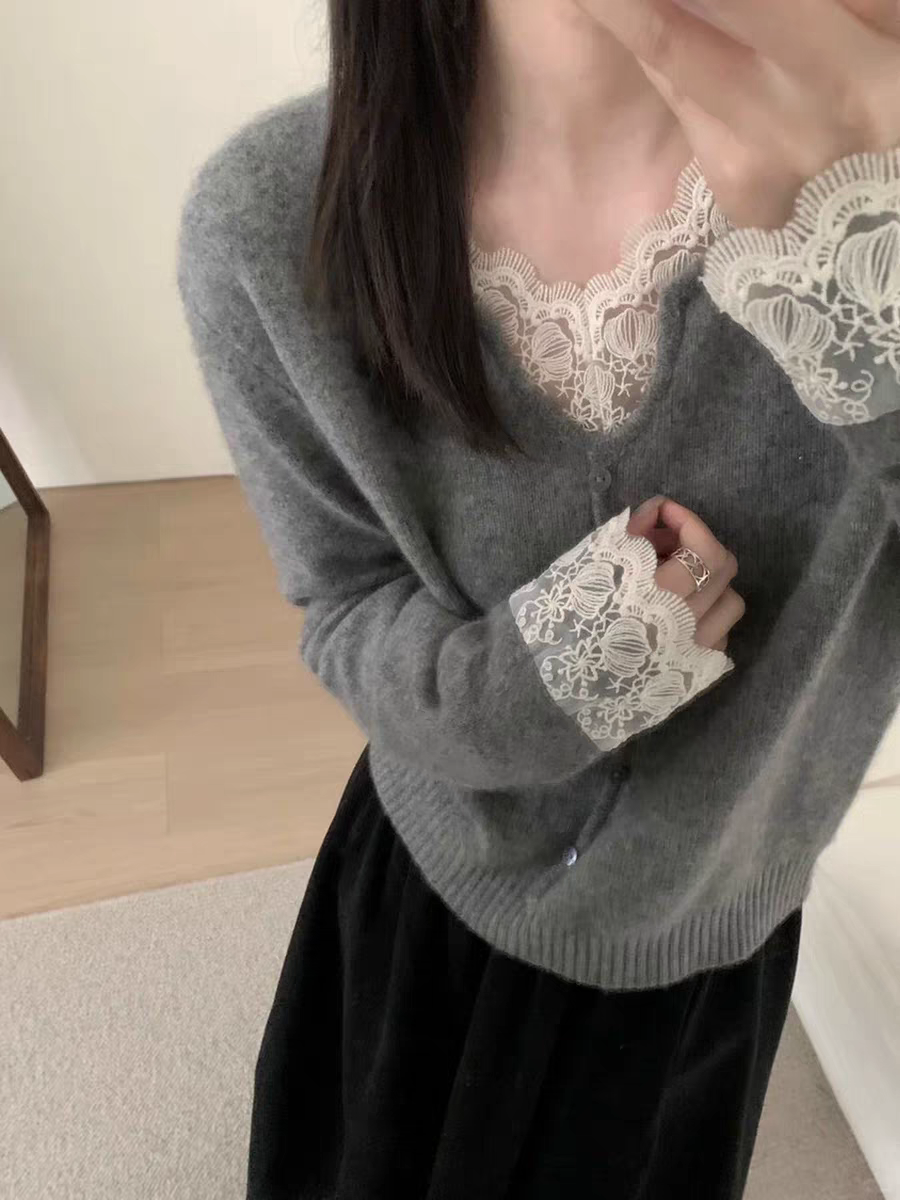【相思】秋冬新款蕾丝拼接V领毛针织打底衫女法式时尚温柔风爆款潮