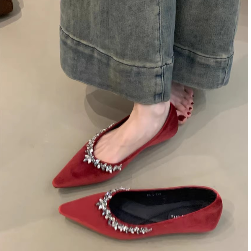 NQL-D98-2气质水钻尖头单鞋女2025年甜美丝绒红色浅口软底晚晚鞋