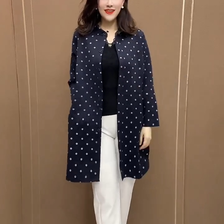 设计感洋气中年妈妈纯色波点外套秋季上新大码薄款百搭显瘦风衣女