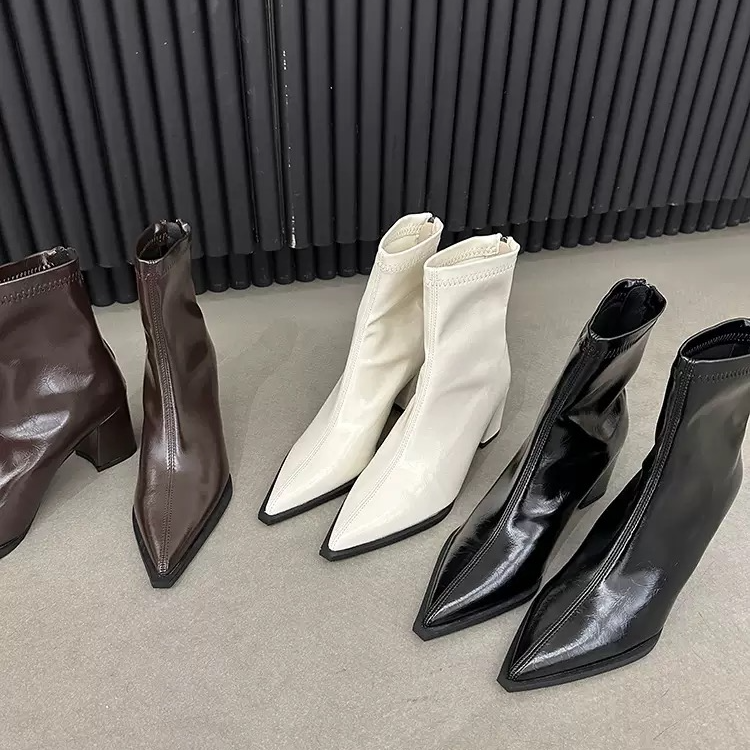 秋冬新款洋气百搭气质白色2025粗跟尖头短靴高跟短筒靴爆款靴子女