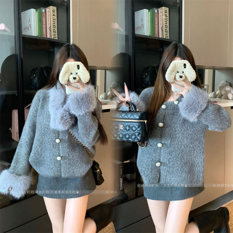 大码女装秋冬胖mm小香风设计感高级感开衫保暖配围脖短款外套