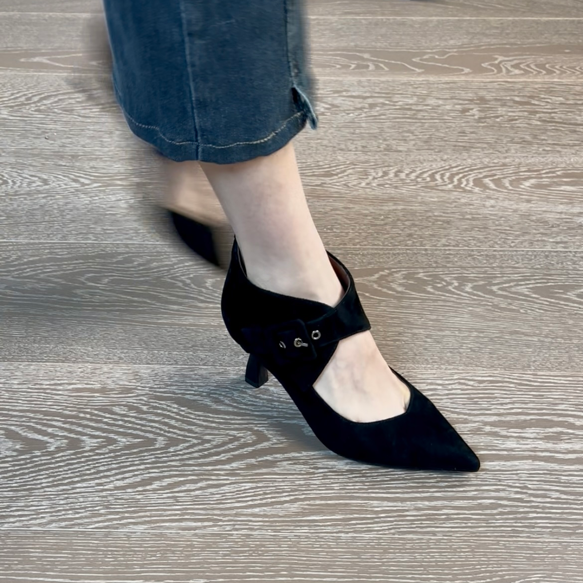 7CM羊反皮春季尖头磨砂单鞋搭扣优雅高跟粗跟中口磨砂皮轻奢女鞋