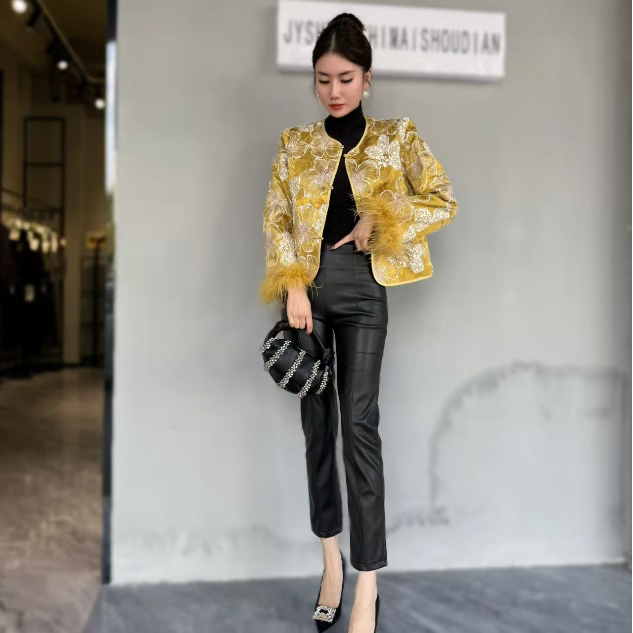 【俊英】新中式国风盘扣钉珠刺绣时尚短外套女2025秋新款显瘦上衣