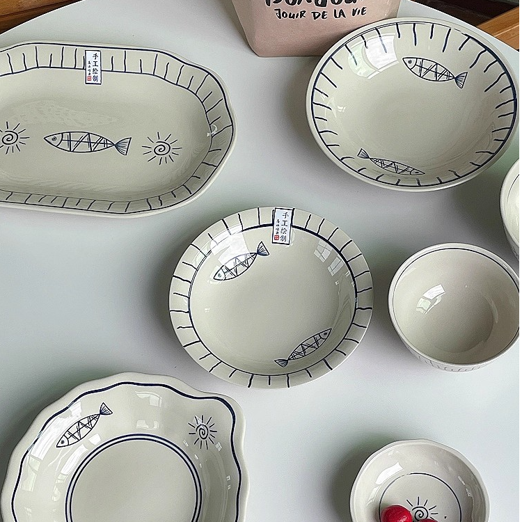 日式简约欢乐鱼陶瓷盘子家用高颜值鱼纹手绘釉下彩双鱼餐具碗盘