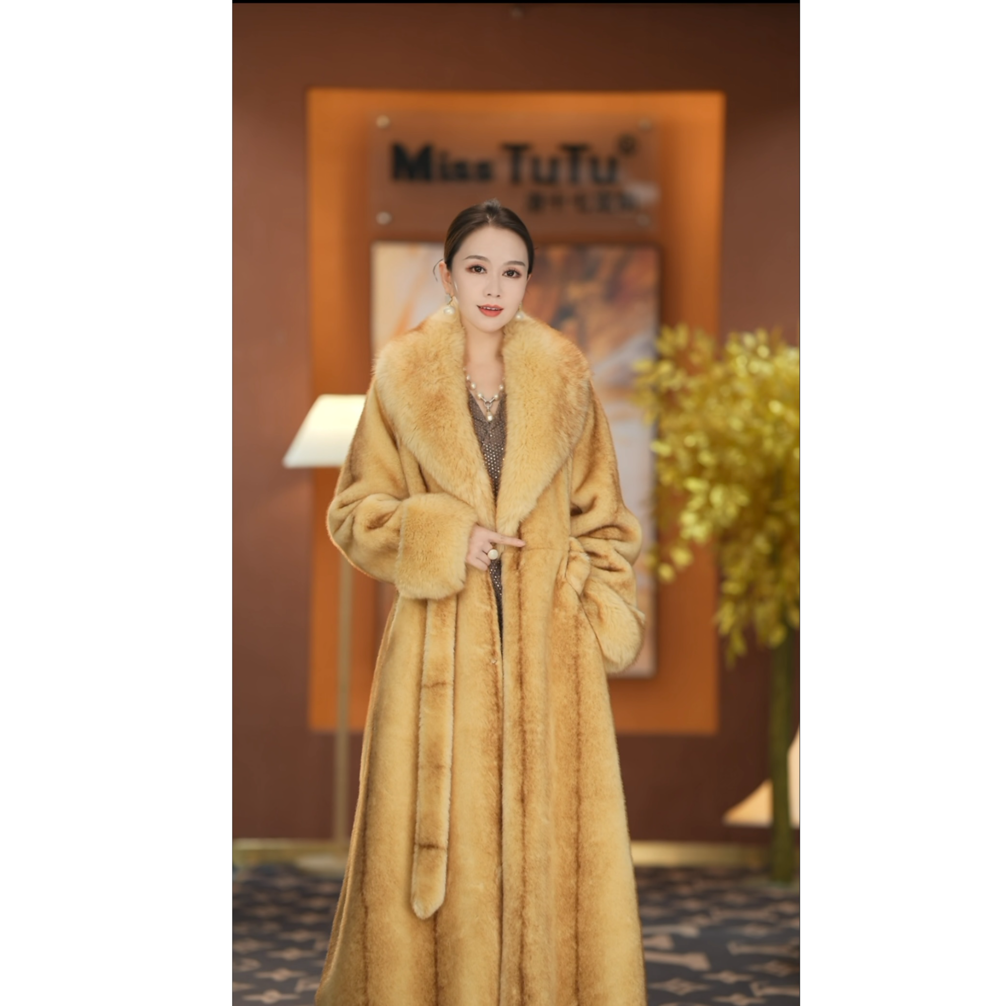 Miss TuTu高奢气质秋新款金黄色气质款毛毛外套