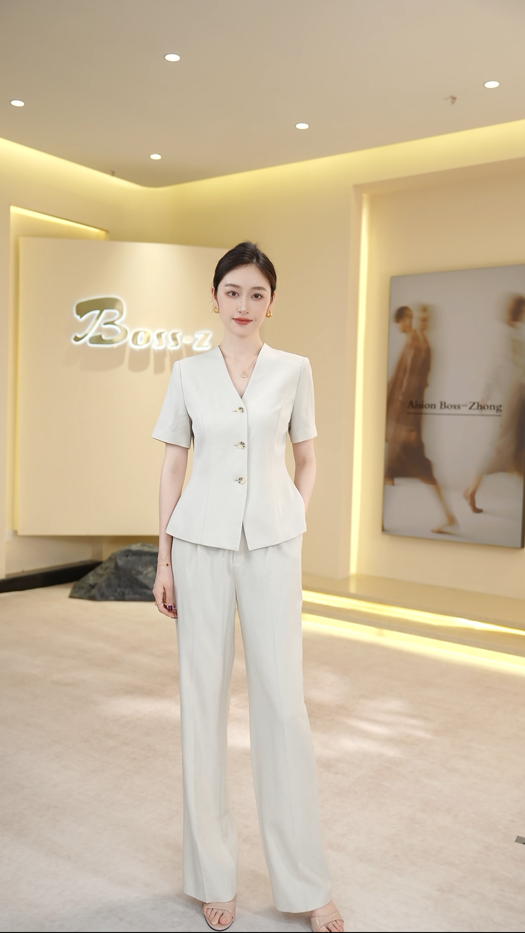 钟老板灰杏色西装套装女2025夏季新款气质V领短袖时尚休闲两件套