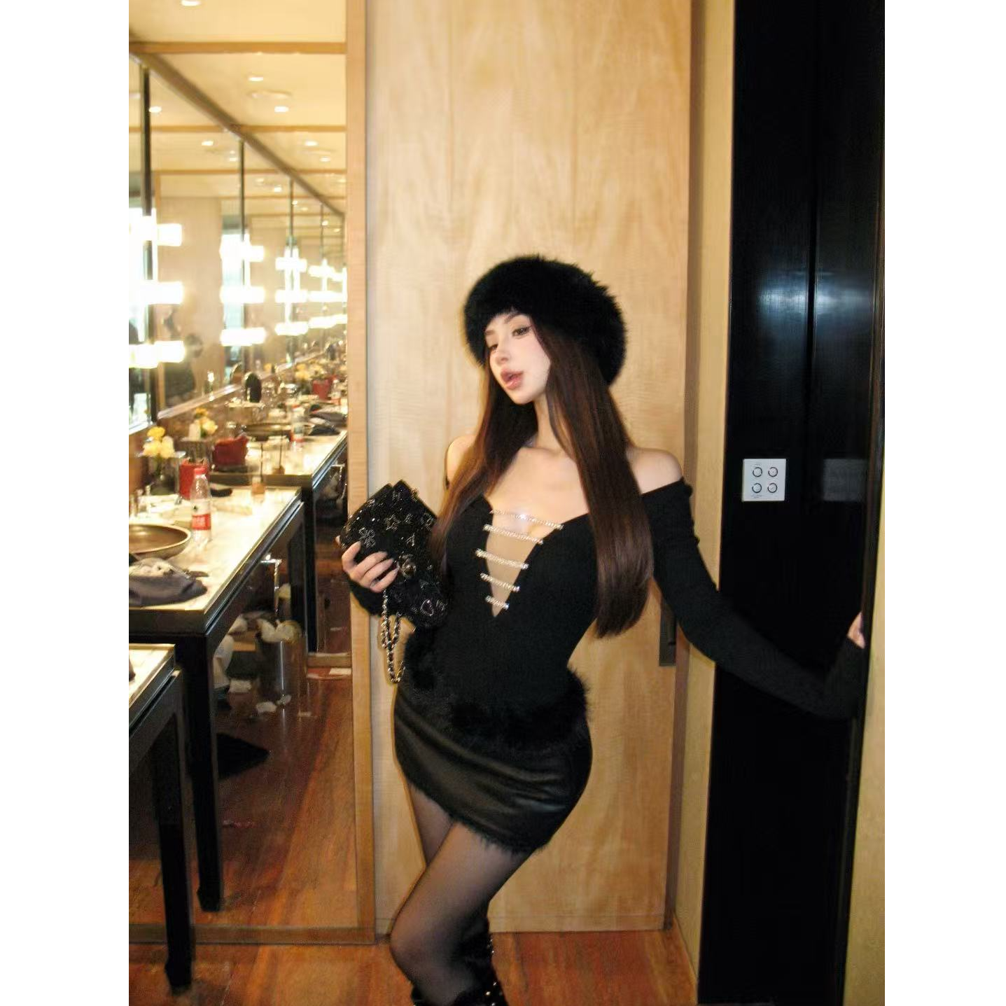 春季新款一字肩长袖T恤女黑色镂空打底衫内搭上衣配翻边半裙套装