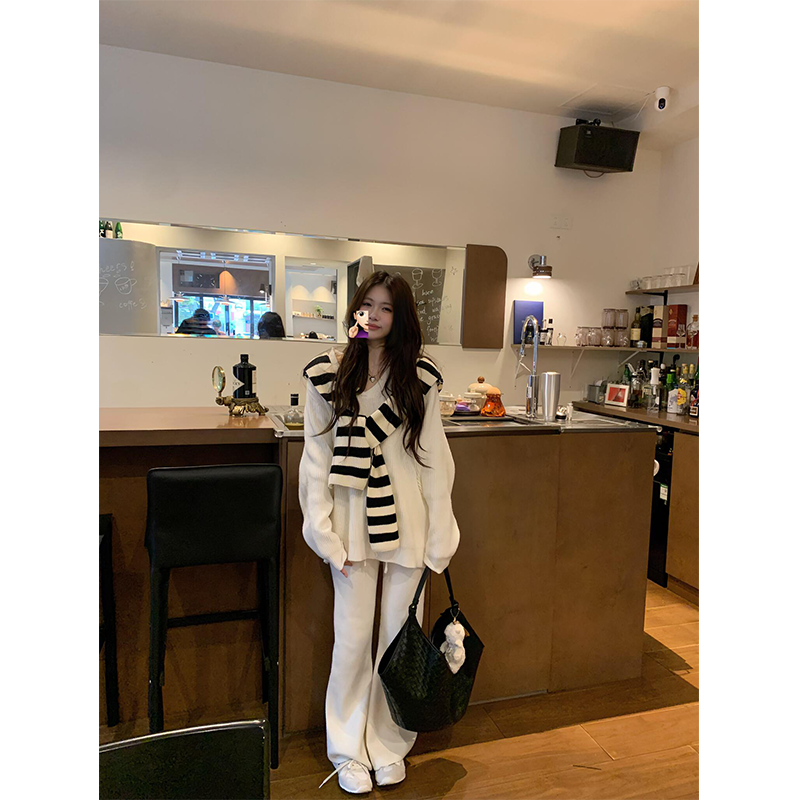 高级感简约白色软糯长袖针织毛衣搭配撞色条纹披肩修身显瘦阔腿裤