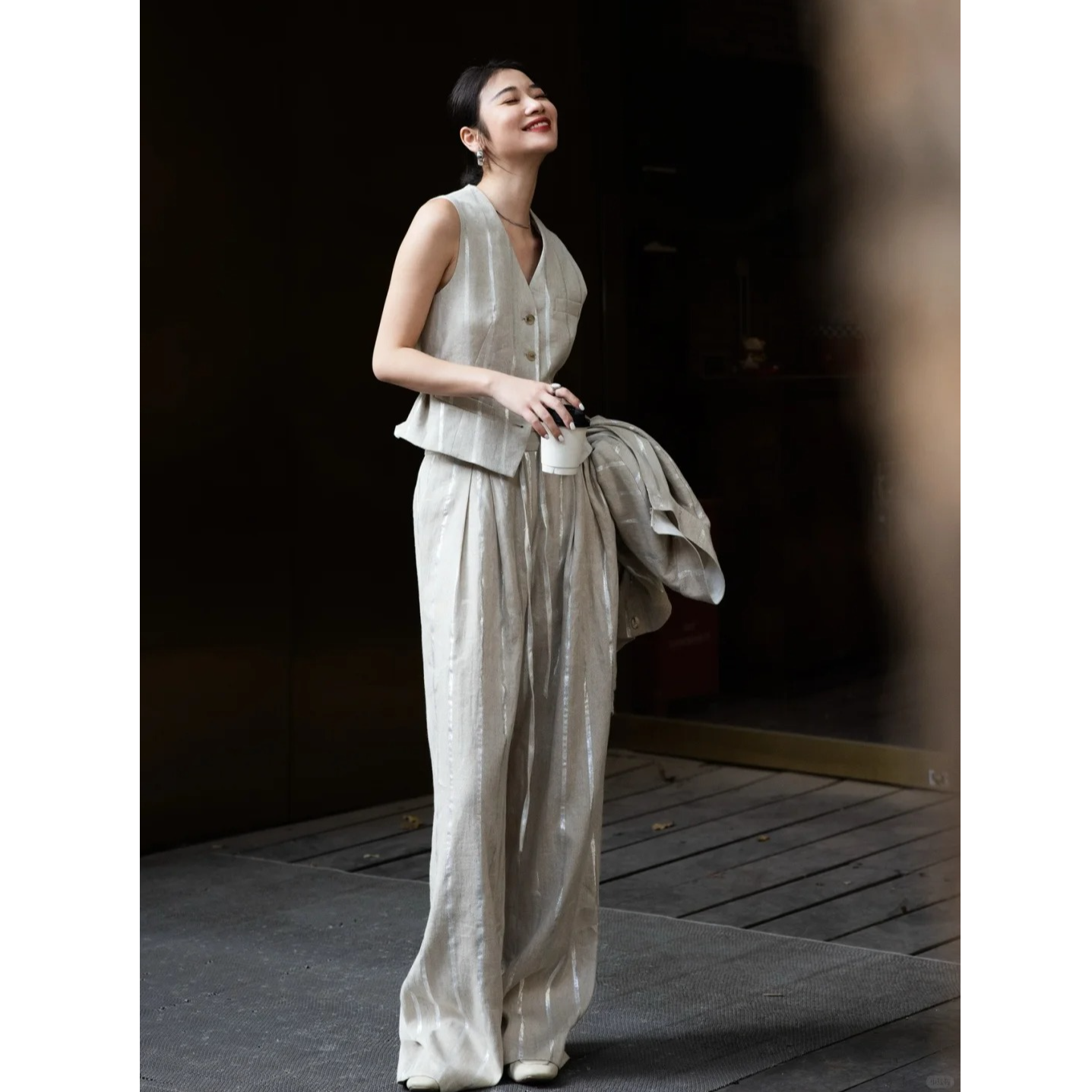 高级感轻奢时尚套装女2025春季新款银色亚麻马甲休闲阔腿裤两件套