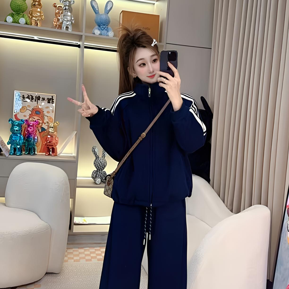 新款孕妇装2025冬季新款韩系休闲运动三条杠外套两件套休闲百搭