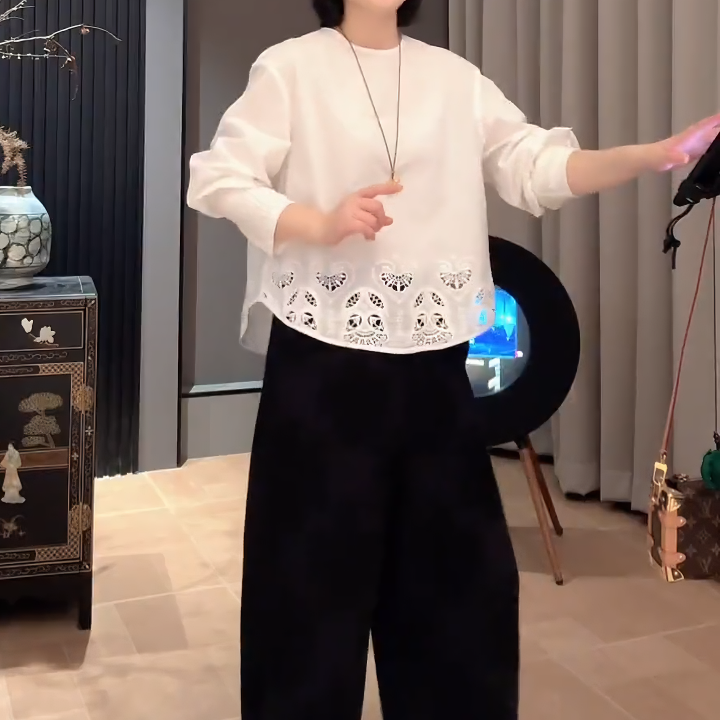 法式小众重工镂空白色衬衫女初秋新款长袖防晒圆领衬衣LK2505987