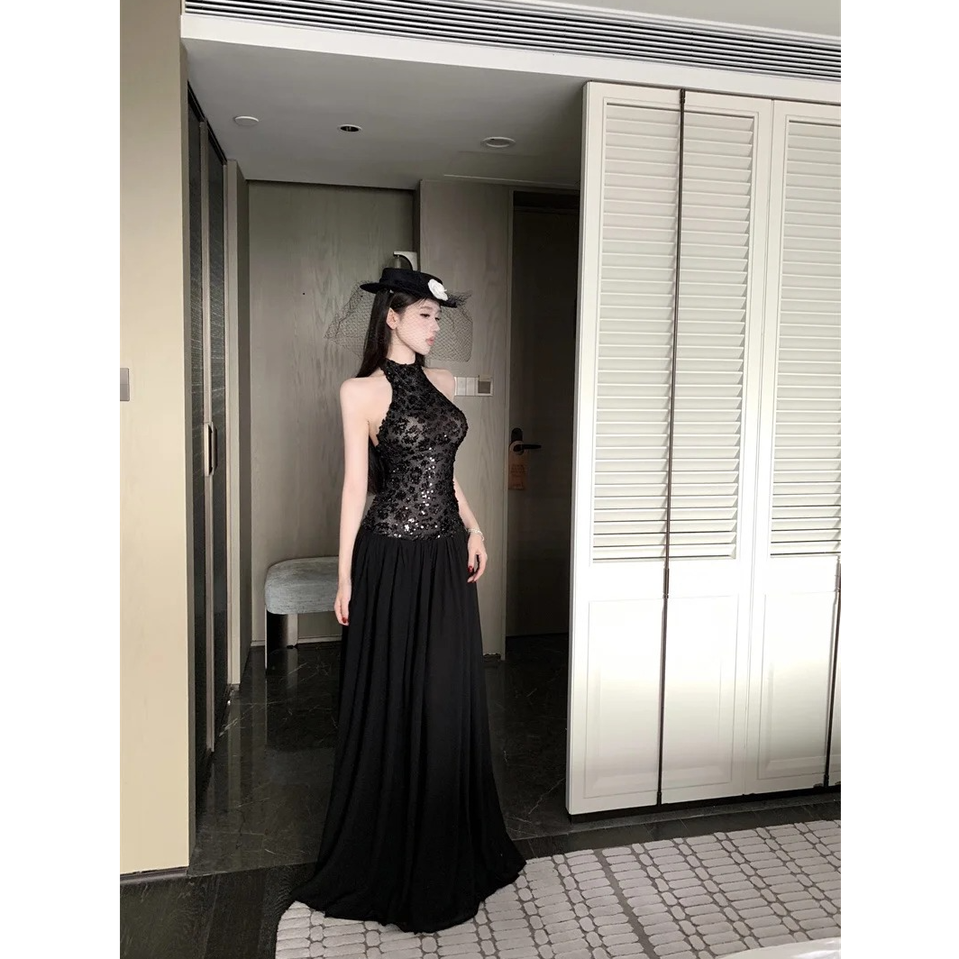 暗夜缪斯黑色亮片连衣裙秋法式气质高级感挂脖无袖露背礼服长裙女