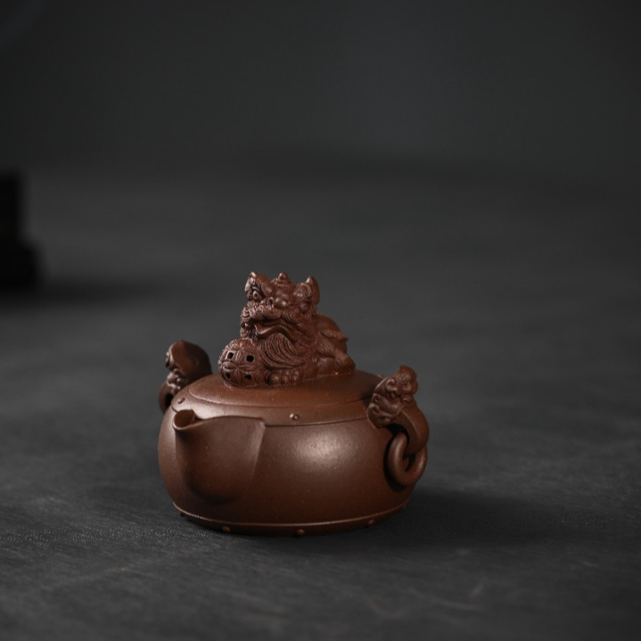 西美宸器【醒•狮威震天2】吉柏年原创设计承相制泥原矿底槽青手抓壶