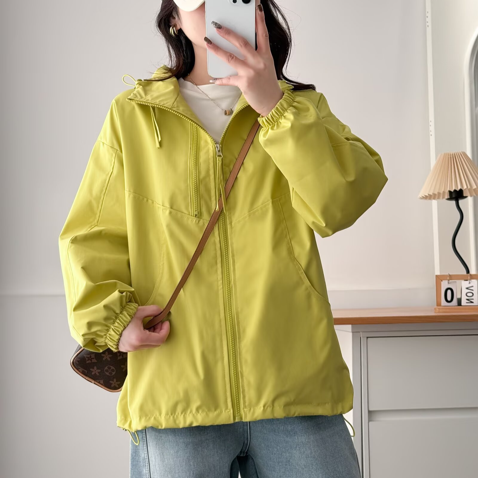大码秋季新款拉链女休闲连帽短外套宽松防风女士冲锋衣
