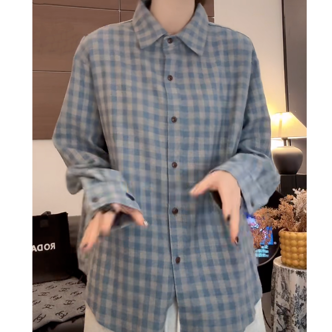 秋冬2025小众设计网红时尚宽松显瘦极简风浅蓝色翻领格子衬衫