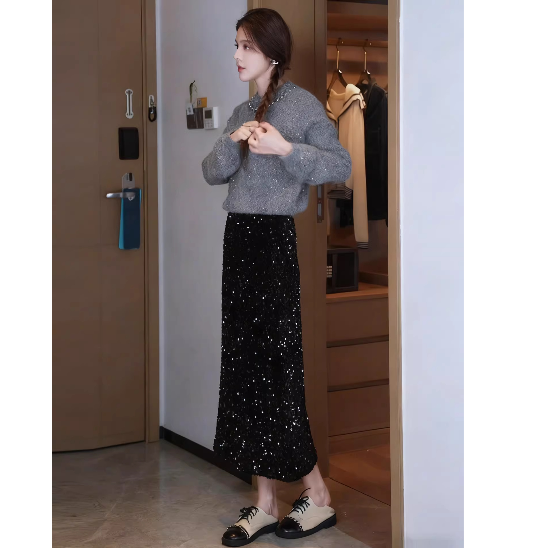 巨好看的秋冬2025超火穿搭一整套灰色针织毛衣亮片半身裙显瘦套装