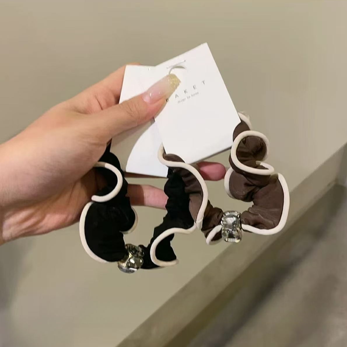 韩国东大门baket发饰新款高级黑棕白边水钻面膜圈牛奶丝发圈