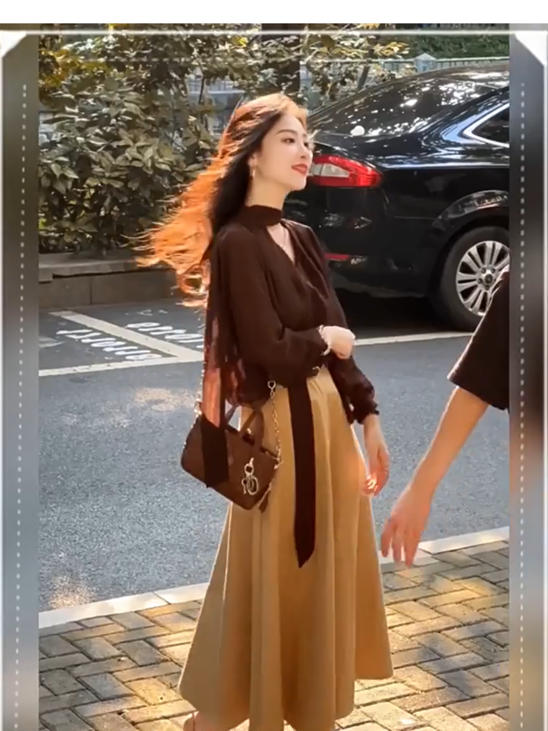 秋季套装女装2025新款棕色飘带V领衬衫收腰a字半身裙轻熟风两件套