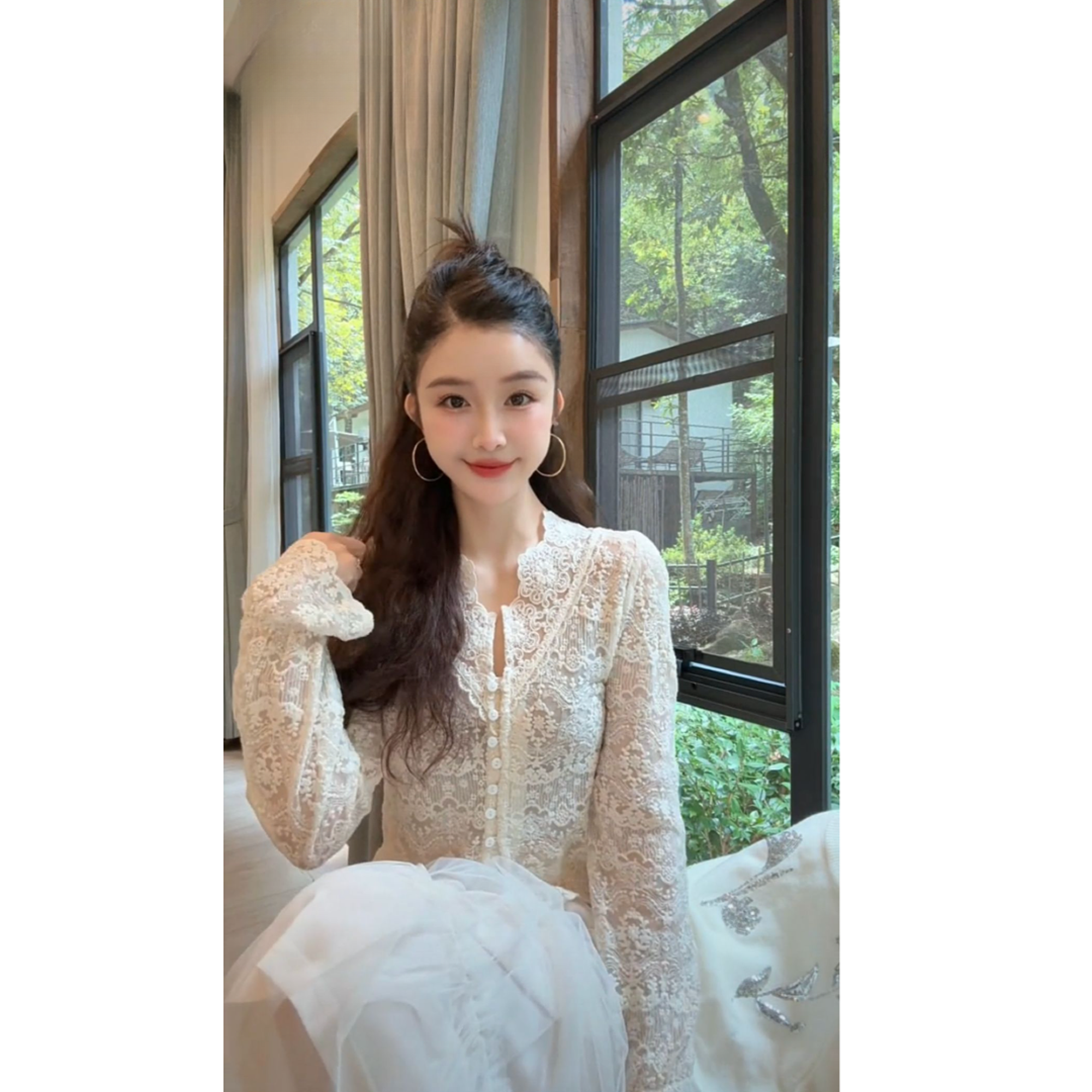 洋洋优选-百搭新品V领单排扣重工刺绣蕾丝设计衬衣开衫女 YY70666