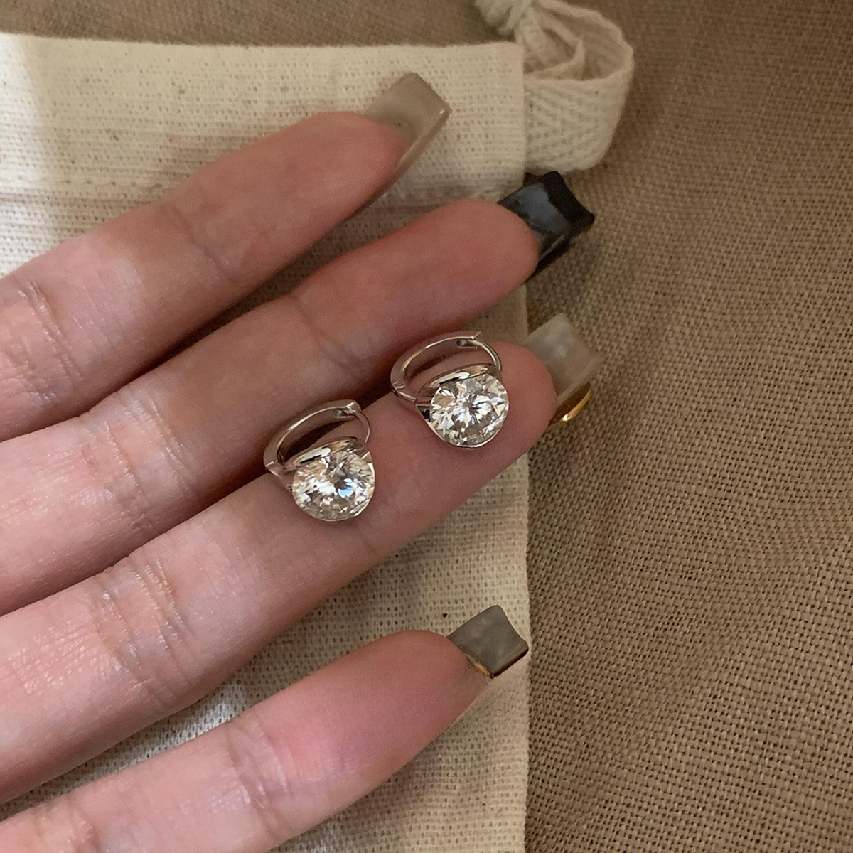 铜合金耳饰 极简主义~清冷感爆闪单钻小耳扣简约小众设计圆脸气质