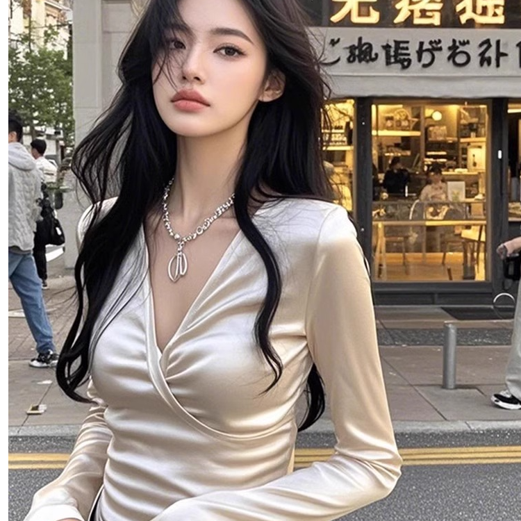 秋冬季独特银色缎面v领长袖修身打底衫女设计感小众收腰短款上衣