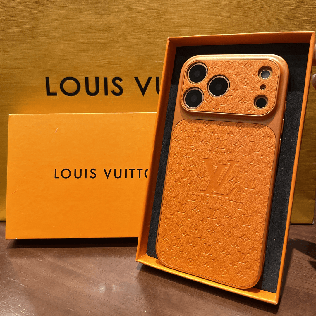 适用苹果17/16/15/14/13手机壳精孔爱玛橙全包防摔潮牌皮纹保护套