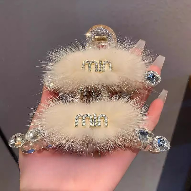 精致超仙毛绒发夹超闪水钻字母抓夹女高端盘发鲨鱼夹发卡头饰秋冬