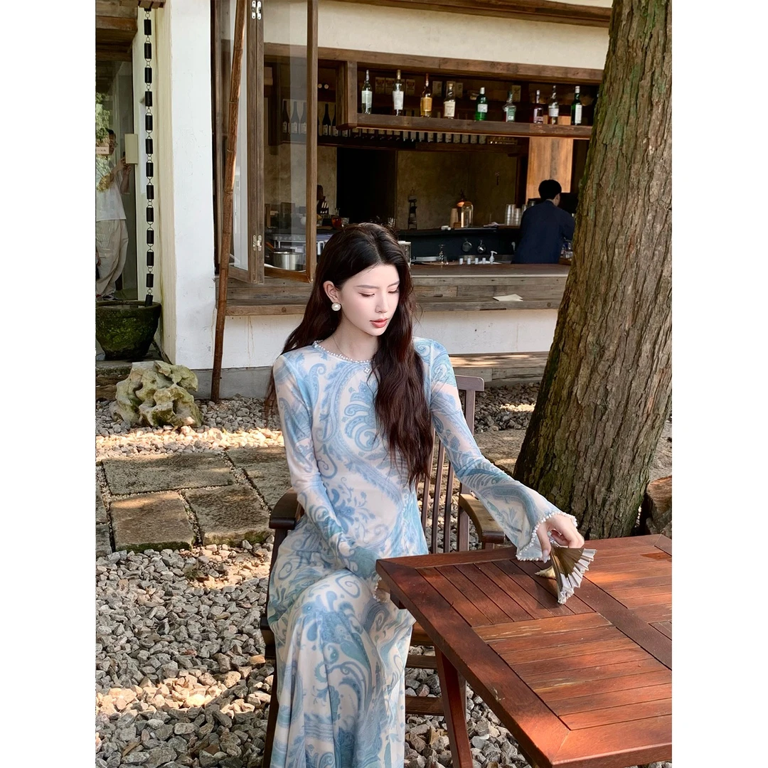 复古设计感白蓝撞色印花国风气质温柔珍珠小众长袖收腰显瘦连衣裙