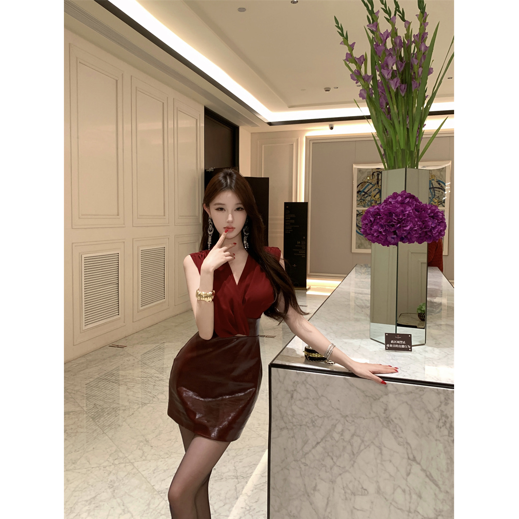 美式辣妹2025秋季新款纯欲V领复古气质收腰显瘦皮革拼接连衣裙女