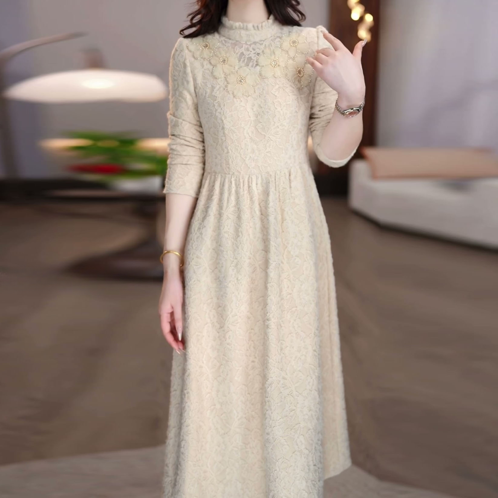蕾丝连衣裙2025冬季新款时尚精致盘花显瘦修身优雅加绒打底裙子