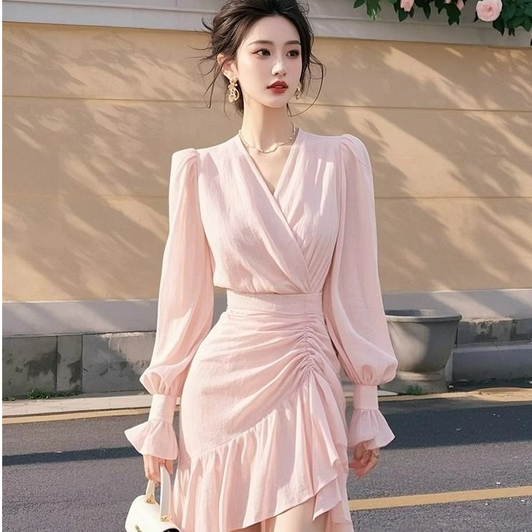 法式高级气质收腰V领长袖连衣裙女2025春季新款不规则荷叶边裙子