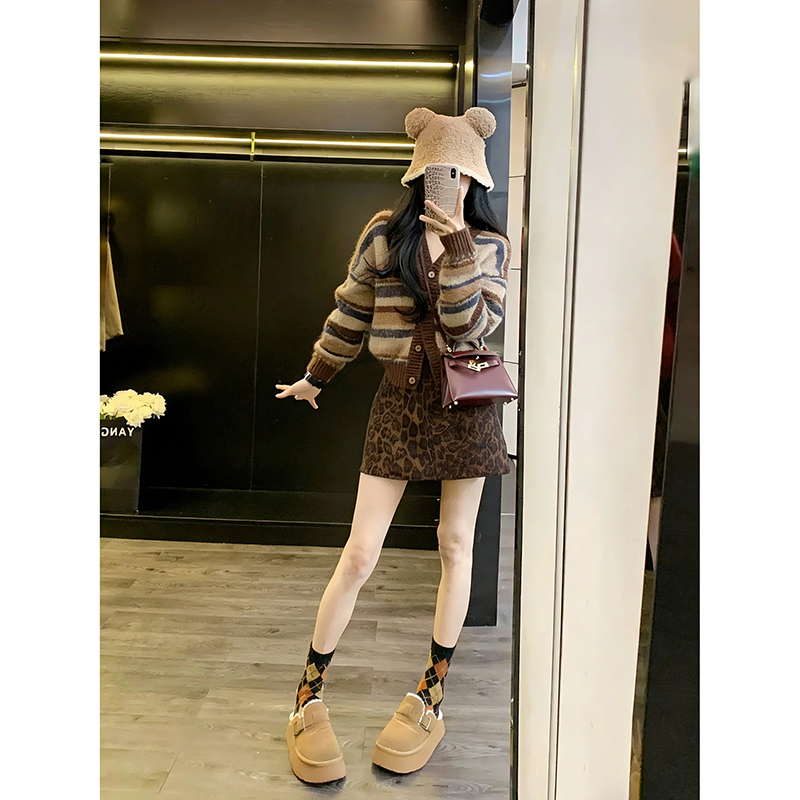 美拉德毛衣套装春秋慵懒风穿搭女2026新款针织上衣豹纹短裙两件套