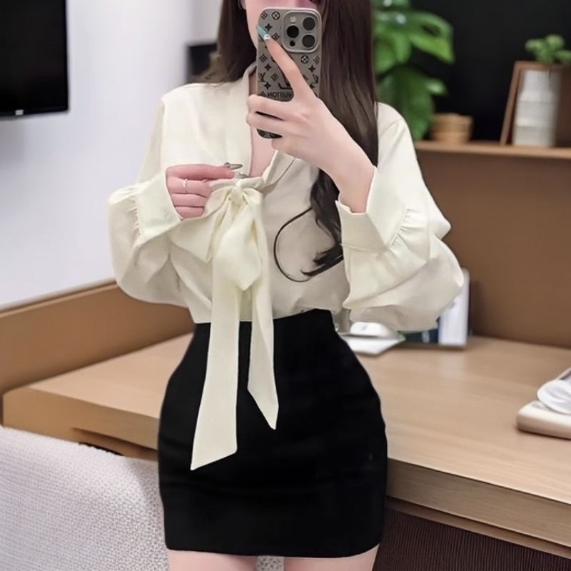 轻熟风性感金秘书穿搭两件套女2025春装新款系带V领衬衫+包臀短裙